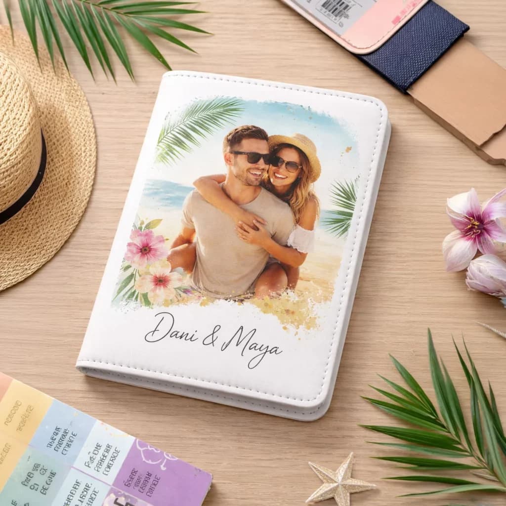 נרתיק לדרכון מעוצב עם תמונה משפחתית וכיתוב "Happy Vacation" בהדפסה ישירה.