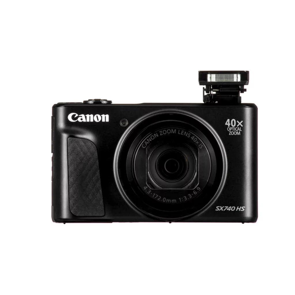 מצלמה קומפקטית Canon PowerShot SX740 HS במבט קדמי עם פלאש פתוח ועדשת זום אופטי 40x