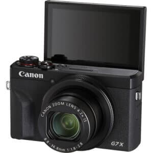 מצלמת Canon G7X Mark III במבט קדמי עם מסך מגע מורם לצילום סלפי