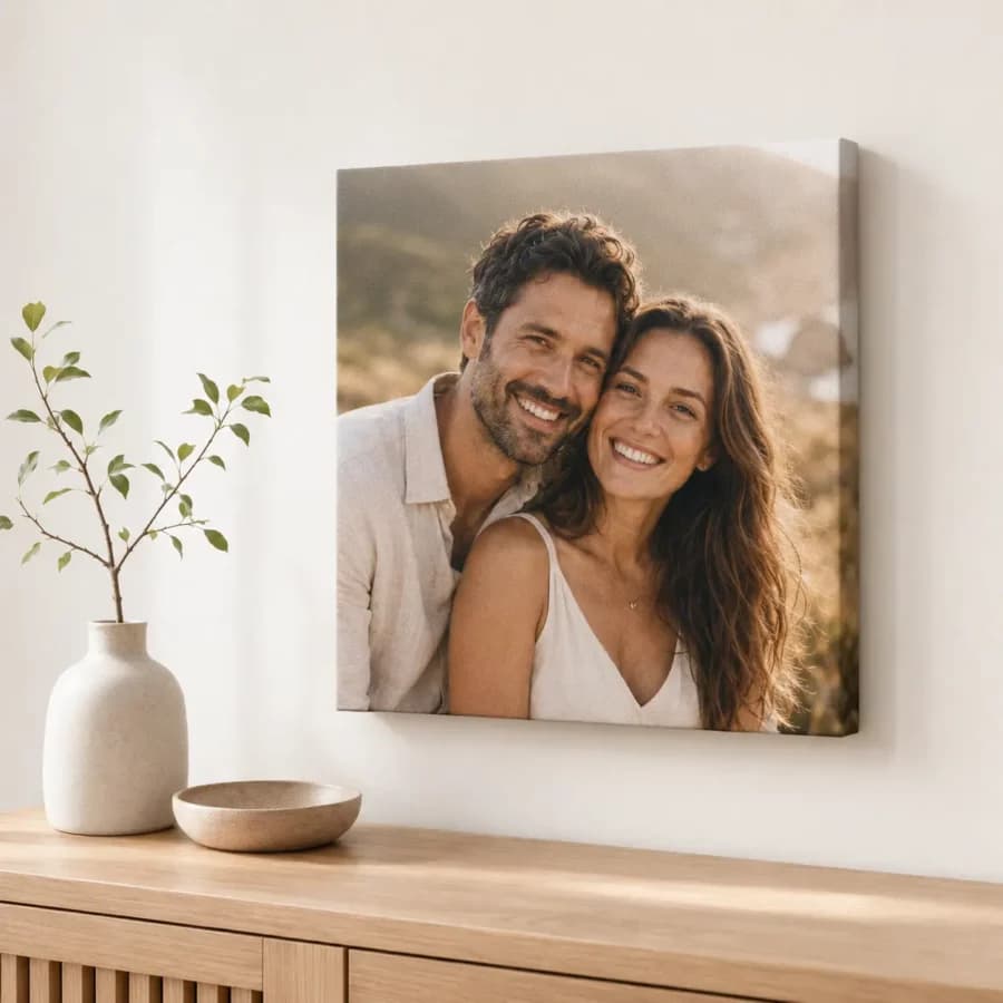 תמונה זוגית מודפסת על קנבס ריבועי בגודל 40×40 ס״מ מעל שידת עץ בהירה